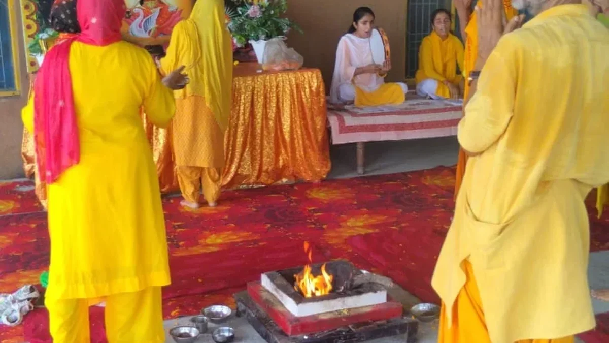 गायत्री देव कन्या युवा मंडल द्वारा साप्ताहिक एक कुण्डीय गायत्री महायज्ञ ‌।