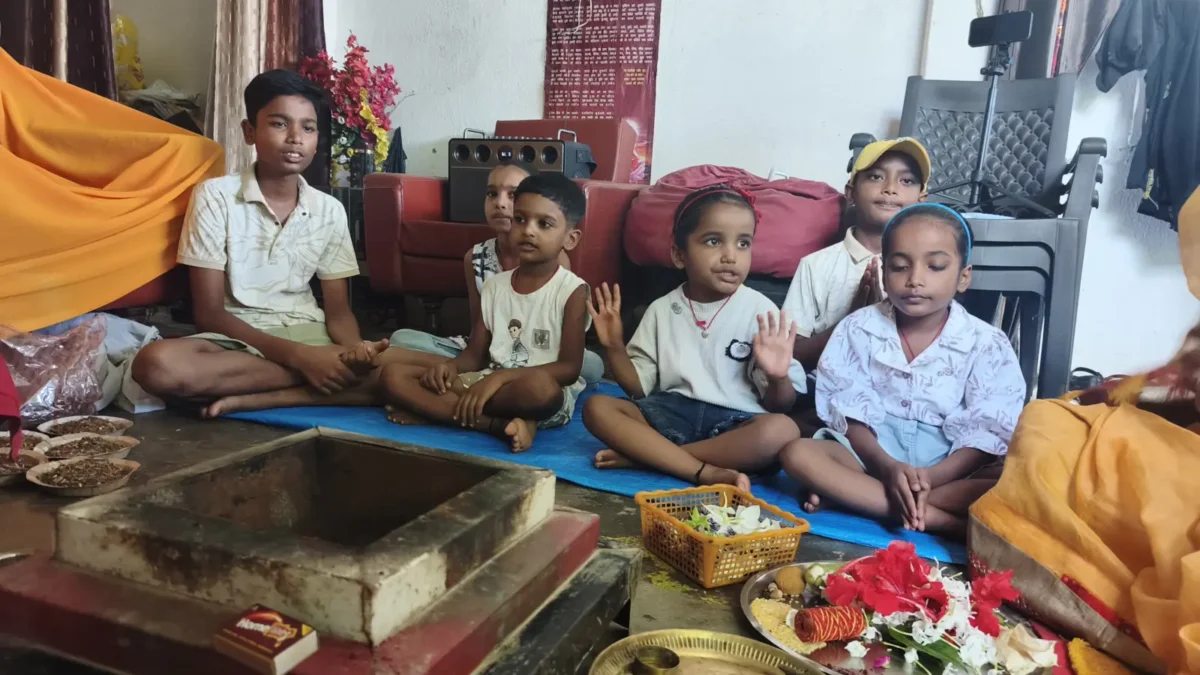 Bacchon ko Yagya ki  Jankari dena