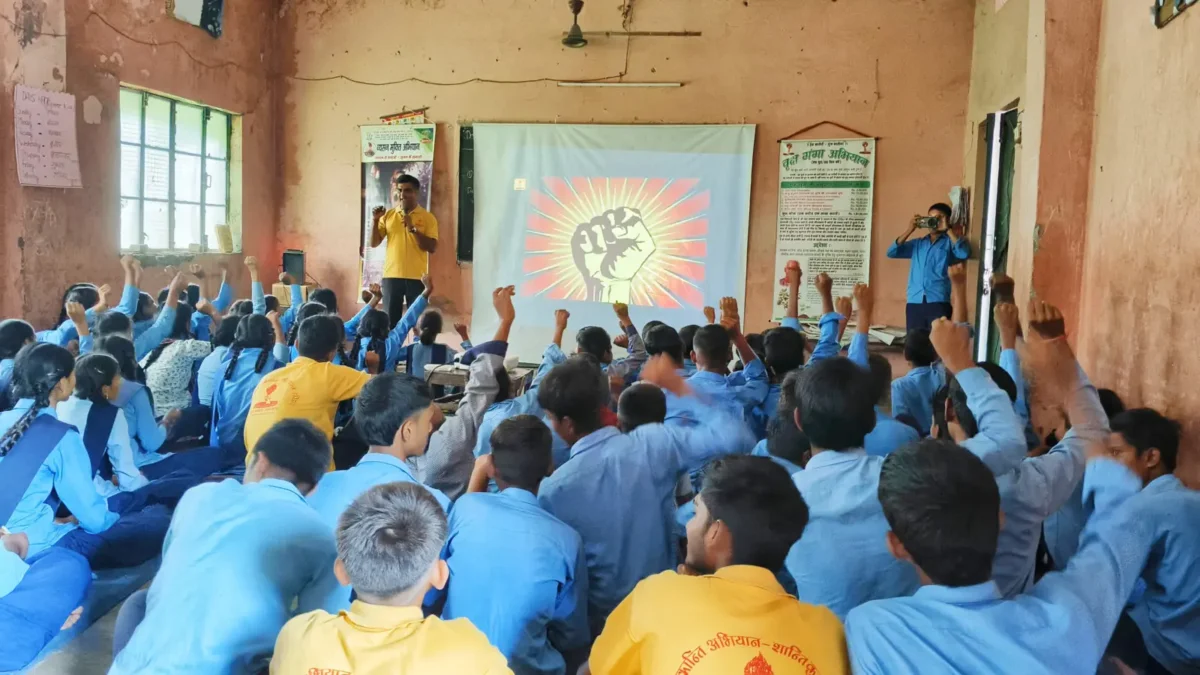 युवाओं द्वारा किया जा रहा व्यसन मुक्त समाज का निर्माण।