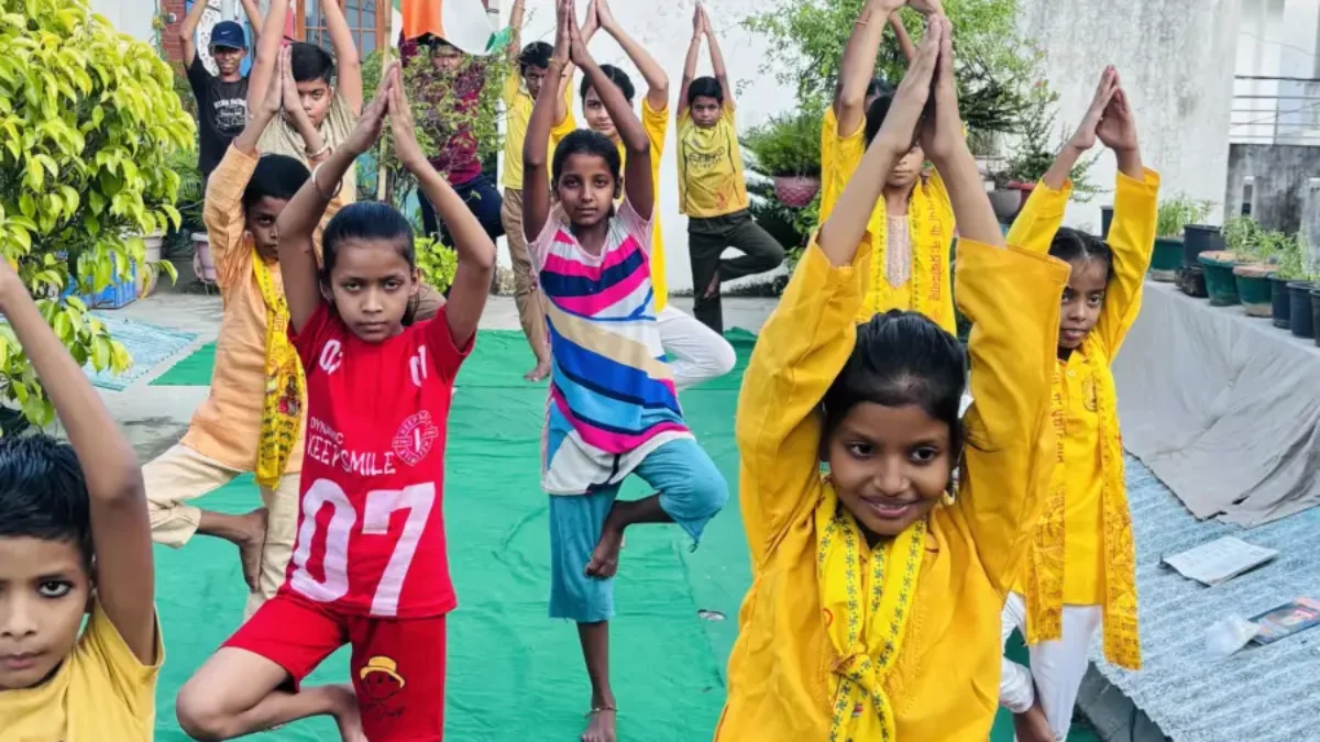 योगासन करते वशिष्ठ बाल संस्कारशाला के बच्चें