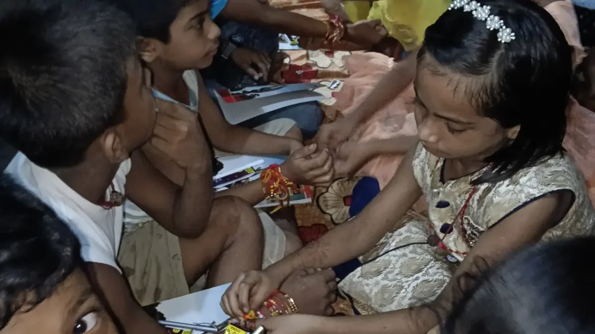 रक्षा सूत्र के साथ बच्चों ने लिया सद्भाव और संस्कृति संरक्षण का संकल्प