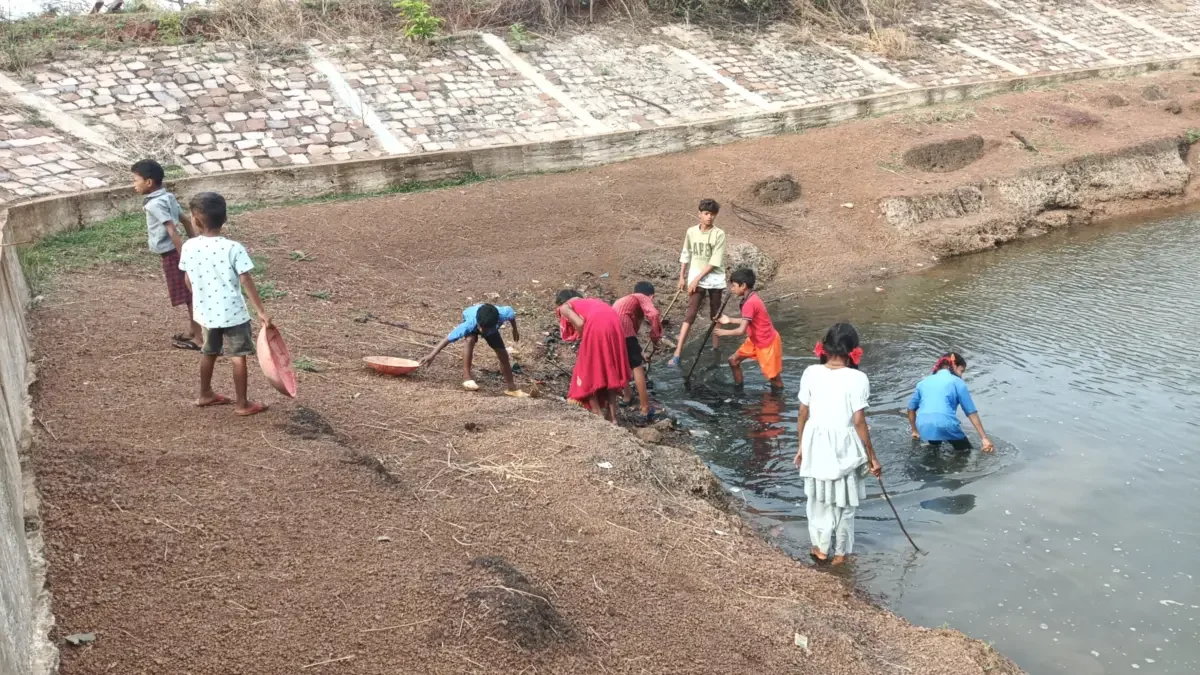 गांव सरोवर की सफाई