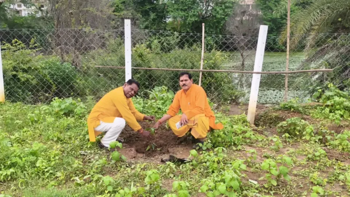 108 पौधों का रोपण कर सुरक्षा हेतु संक्षिप्त हुए