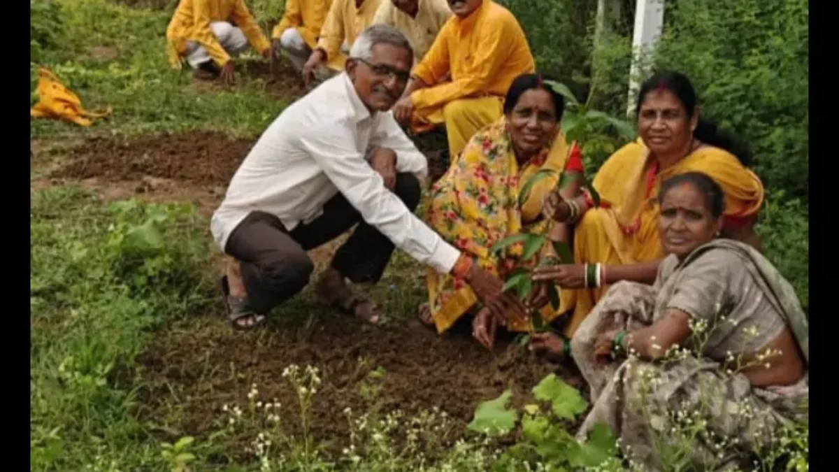 108 पौधों का रोपण कर सुरक्षा हेतु संक्षिप्त हुए
