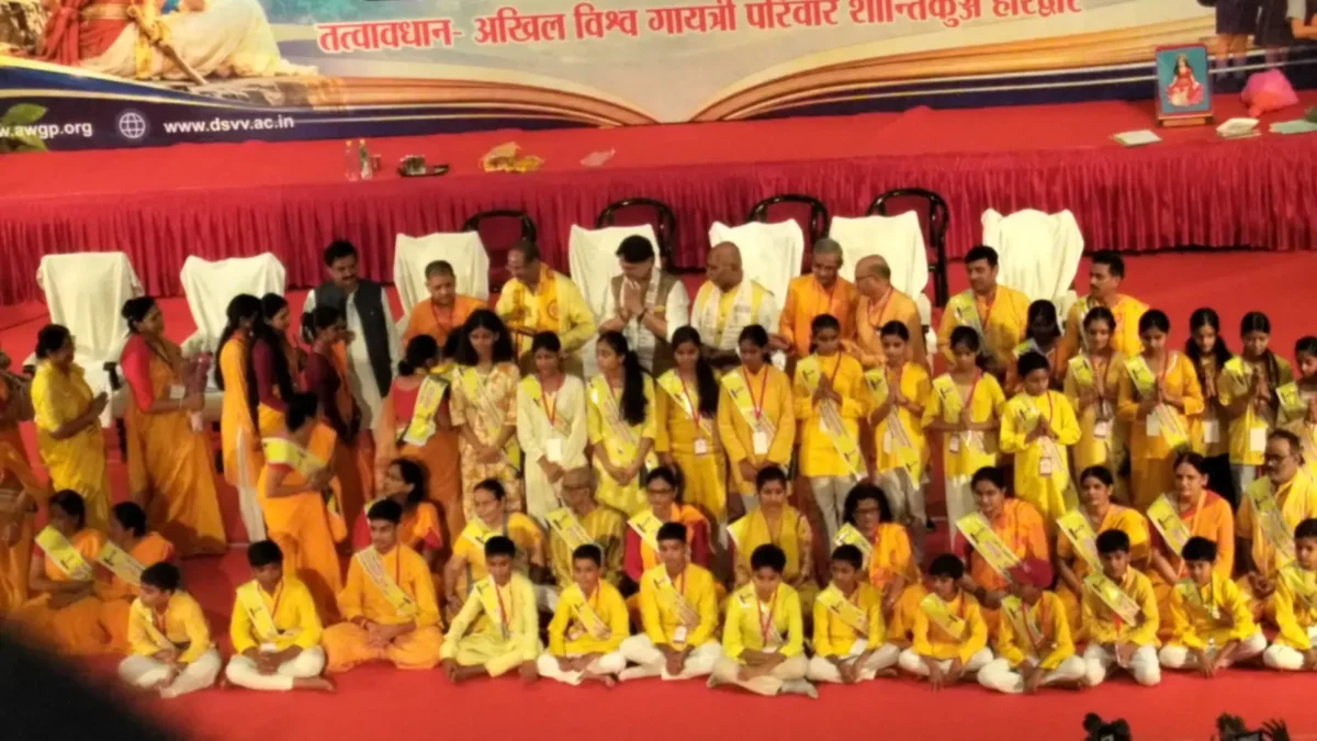 डॉ चिन्मय पंडया, प्रतिकुलपति देव संस्कृति विश्वविद्यालय, शांतिकुंज, हरिद्वार द्वारा लखनऊ में संचालित बाल संस्कारशालाओं के बच्चों और संचालकों का अभिनंदन।