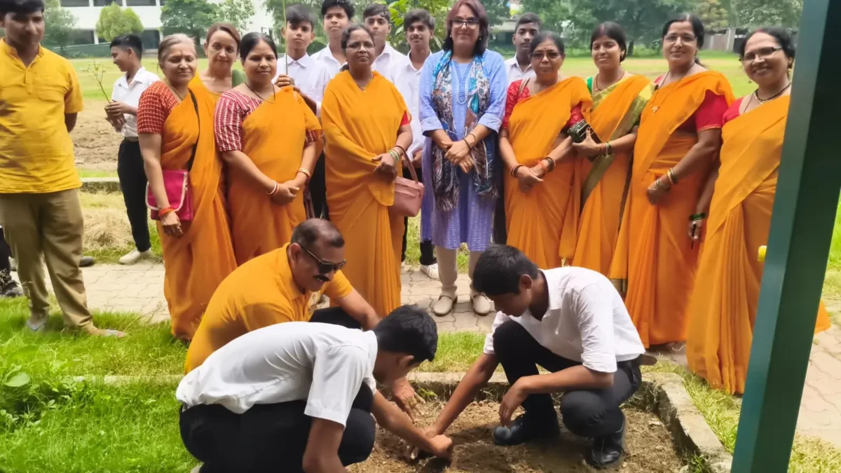 अखिल विश्व गायत्री परिवार के द्वारा पर्यावरण संरक्षण  हेतु वृहद वृक्षारोपण कार्यक्रम