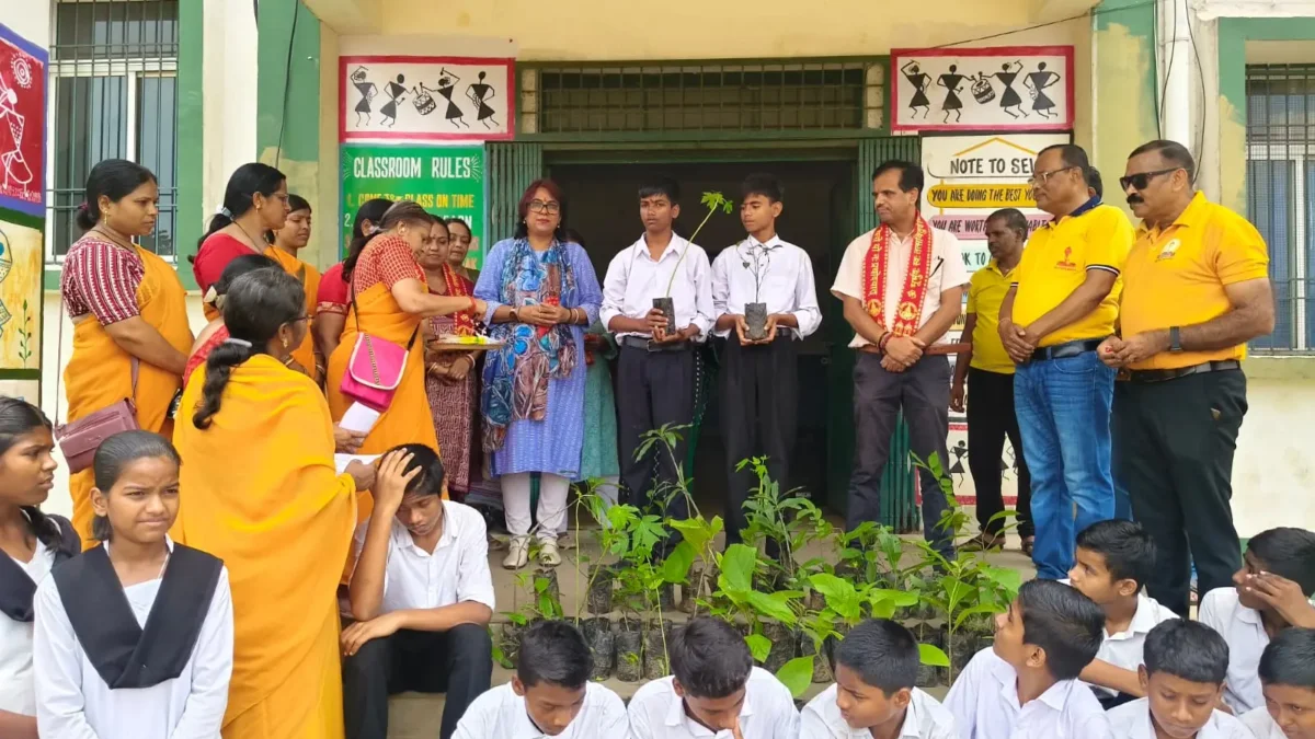 अखिल विश्व गायत्री परिवार के द्वारा पर्यावरण संरक्षण  हेतु वृहद वृक्षारोपण कार्यक्रम