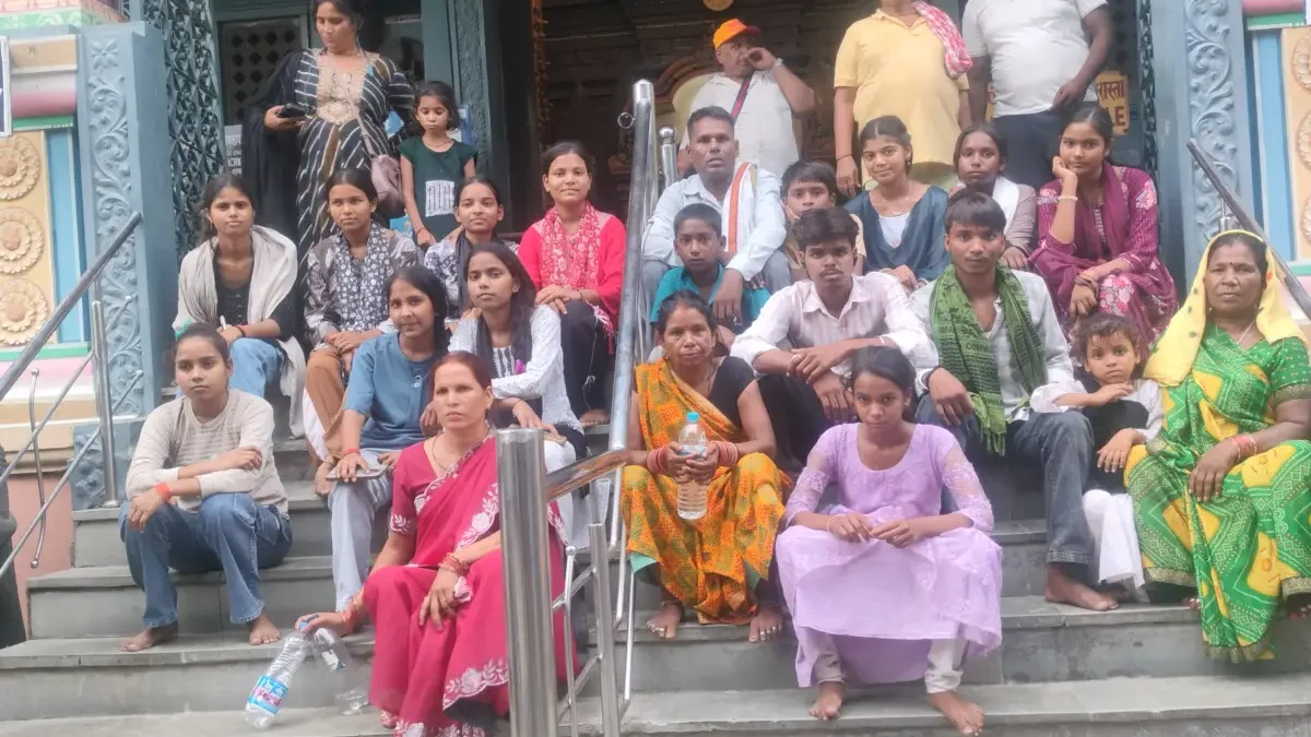 भटके नवयुवा को गुरु की शरणागत।