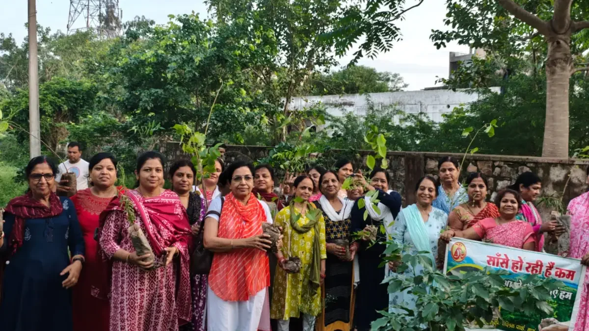 गुरु पूर्णिमा पर वृक्षारोपण व व्यसन मुक्ति संकल्प