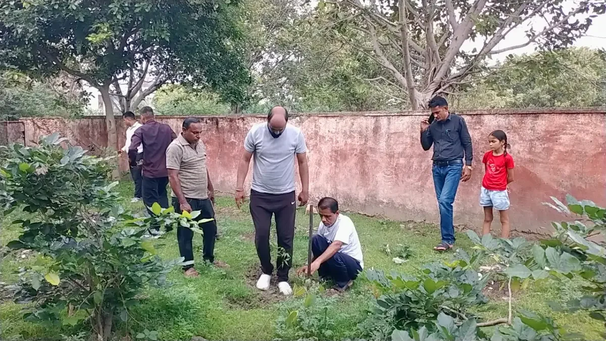 गुरु पूर्णिमा पर वृक्षारोपण व व्यसन मुक्ति संकल्प