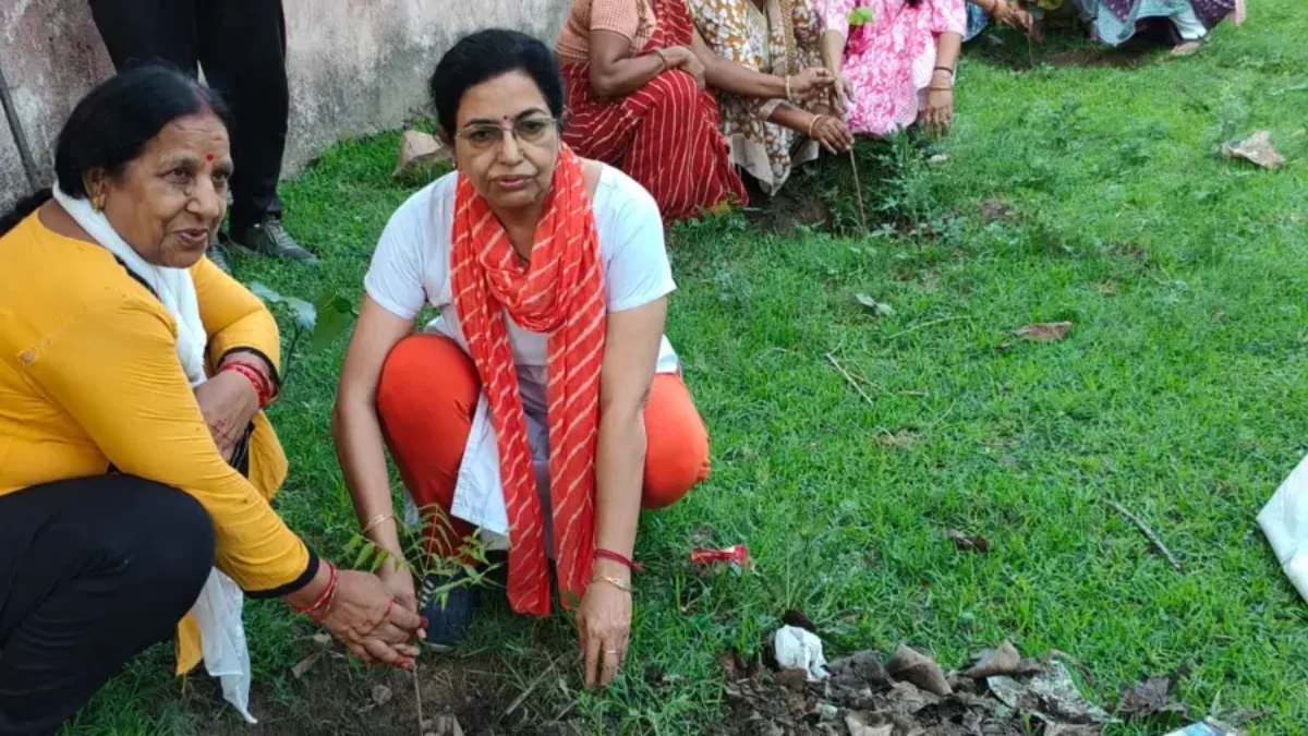 गुरु पूर्णिमा पर वृक्षारोपण व व्यसन मुक्ति संकल्प