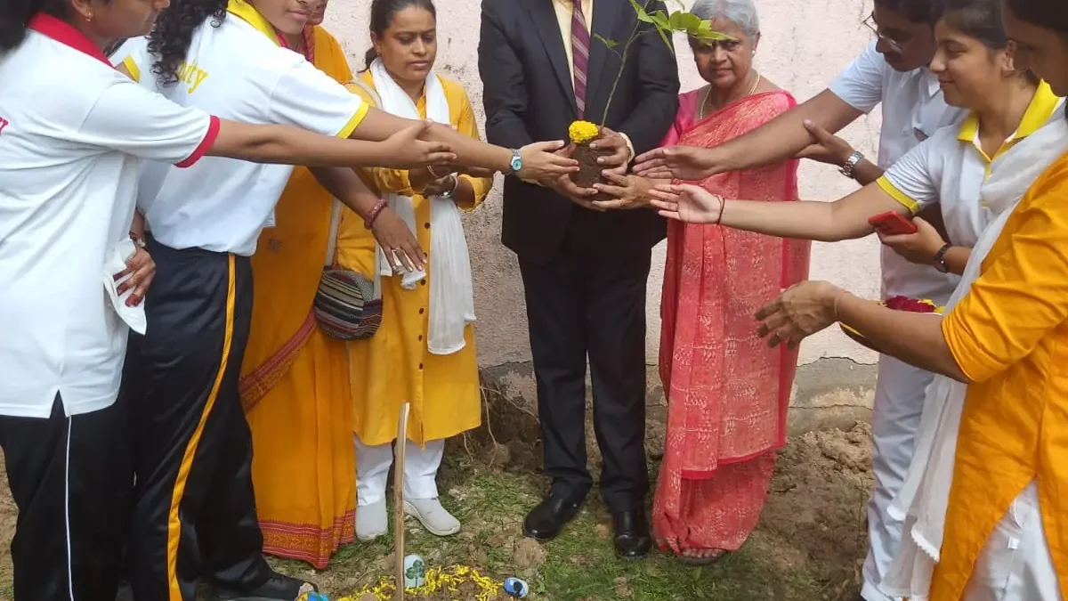 दिल्ली पब्लिक स्कूल में वृक्षारोपण Gpyg वडोदरा