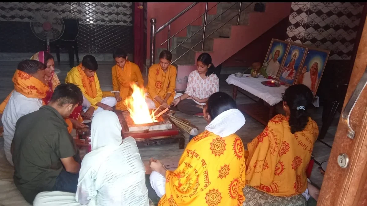 गायत्री परिवार सुंदरबनी द्वारा  यज्ञ अभियान के अंतर्गत यज्ञ एवं दीप यज्ञ के माध्यम से गुरुदेव के विचारों को घर-घर पहुंचने का प्रयास युवाओं द्वारा किया जा रहा है