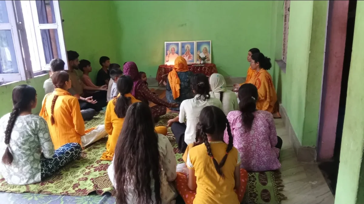 गायत्री परिवार सुंदरबनी द्वारा  यज्ञ अभियान के अंतर्गत यज्ञ एवं दीप यज्ञ के माध्यम से गुरुदेव के विचारों को घर-घर पहुंचने का प्रयास युवाओं द्वारा किया जा रहा है