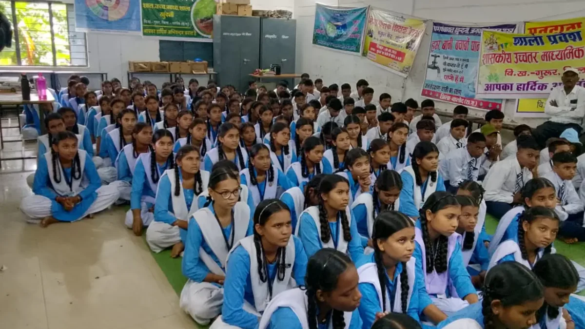 स्कूलों मे बालोद के युवा साथी बच्चों व शिक्षकों को दे रहे व्यसन मुक्ति सन्देश और संकल्प
